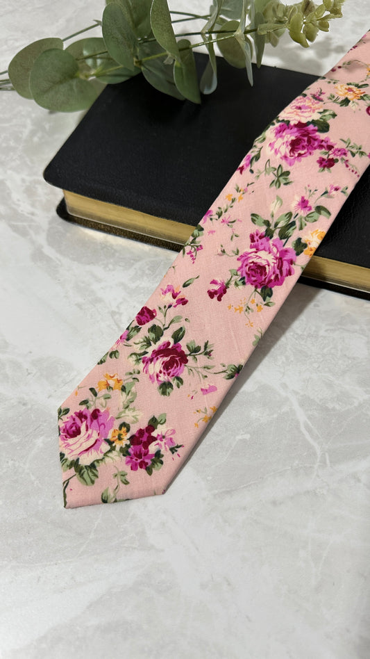 Corbata flores rosado
