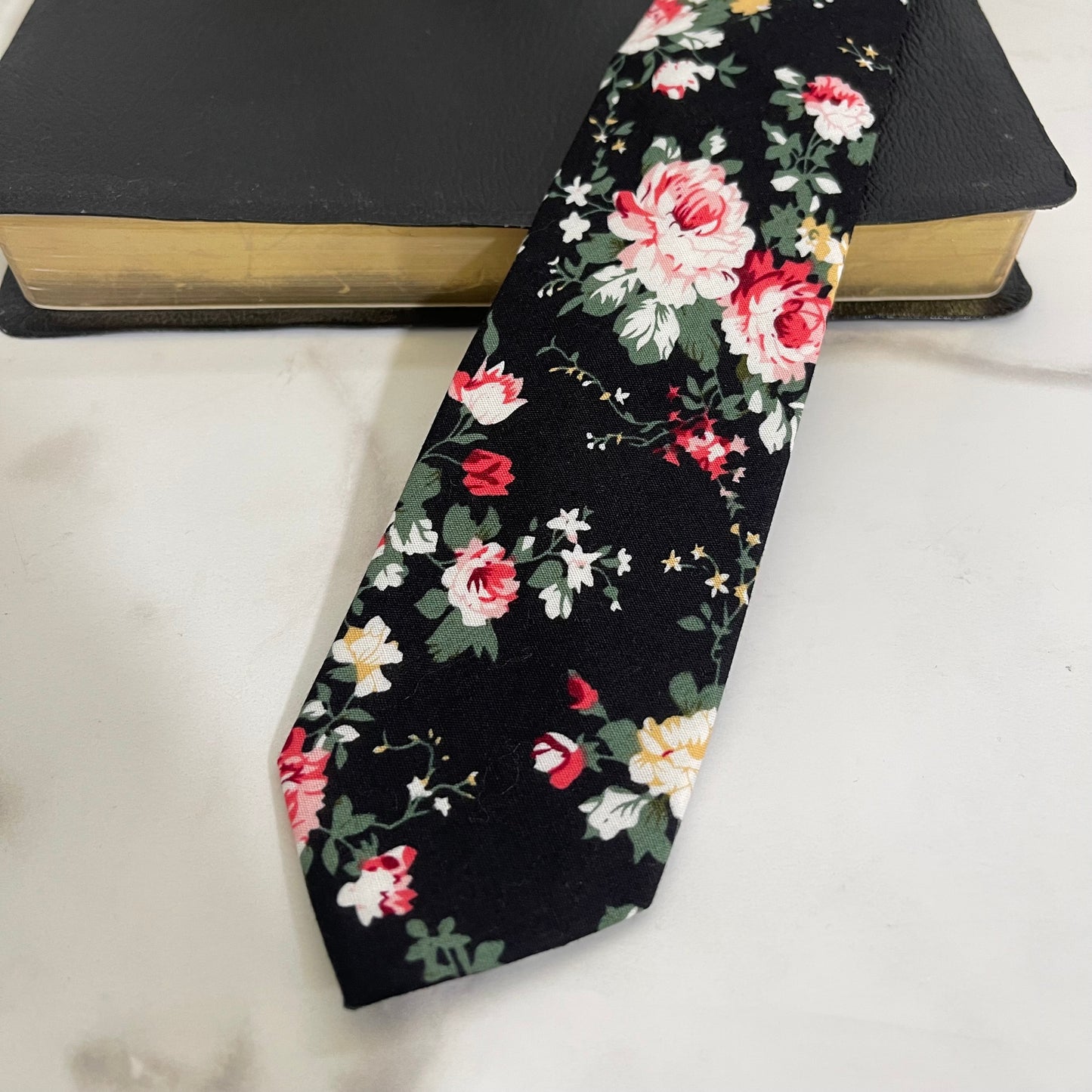 Corbata Flores Negra