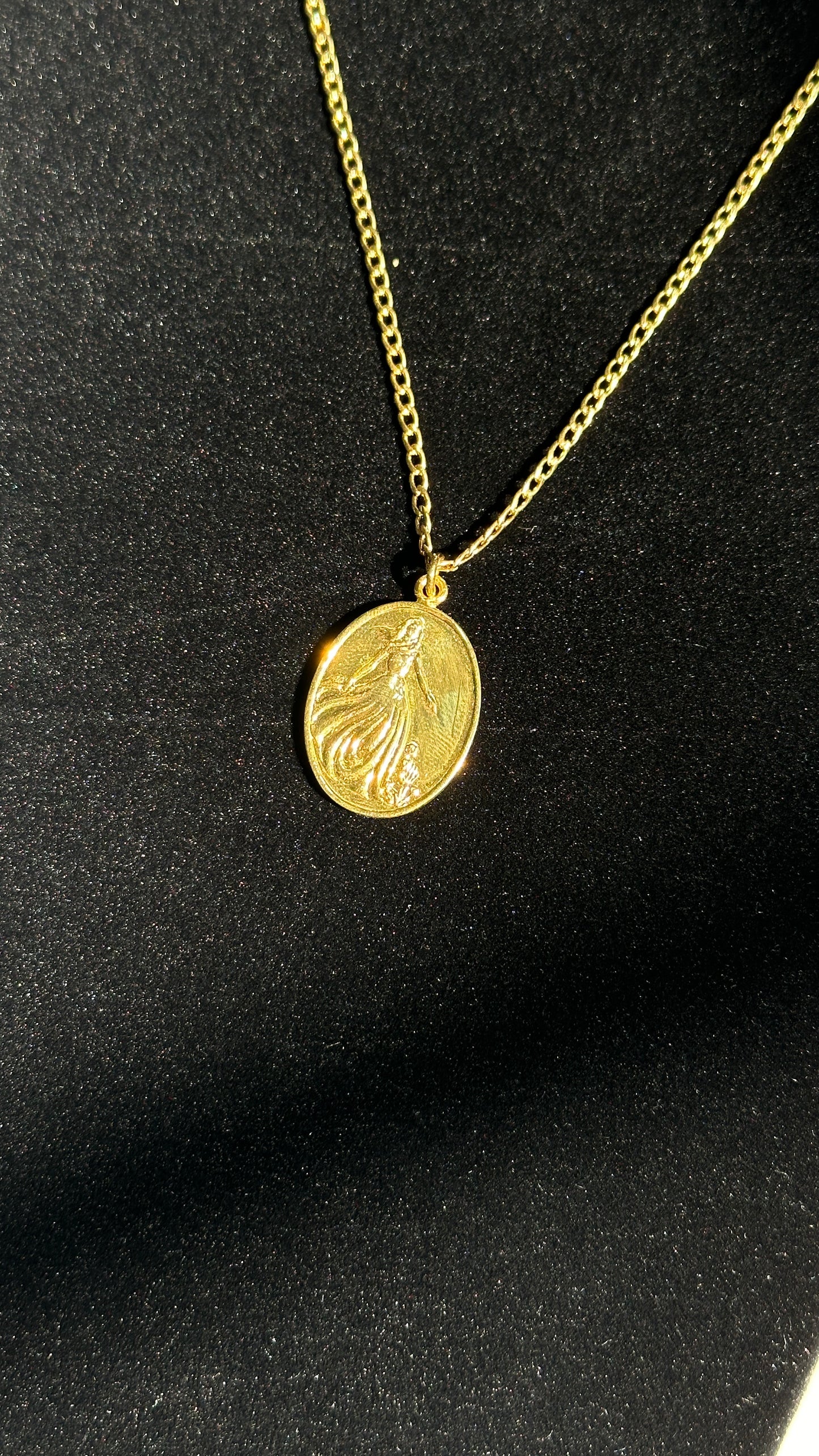 Medallón Mujer Virtuosa Baño en Oro