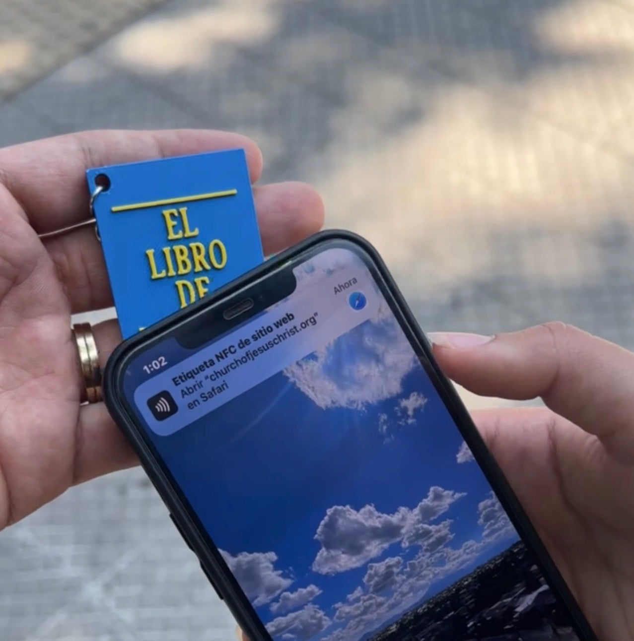 Llavero Libro de Mormon NFC